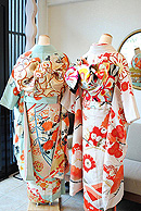 梅に菊花箔散らし文様振袖と菊花に御簾文様振袖