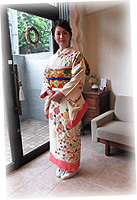 明るく華やかな訪問着でご参列