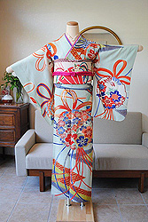 水色地花薬玉刺繍絽縮緬中振袖