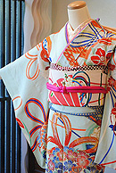 水色地花薬玉刺繍絽縮緬中振袖