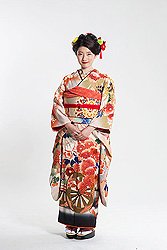 菊花牡丹文様裾ぼかし手刺繍アンティーク振袖