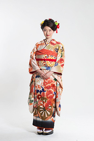 菊花牡丹文様裾ぼかし手刺繍アンティーク振袖 | 着物レンタルの灯屋2 ブログ