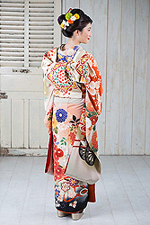 菊花牡丹文様裾ぼかし手刺繍アンティーク振袖