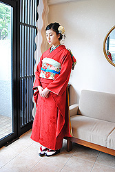 シンプルが目を引く赤振袖