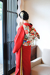 シンプルが目を引く赤振袖