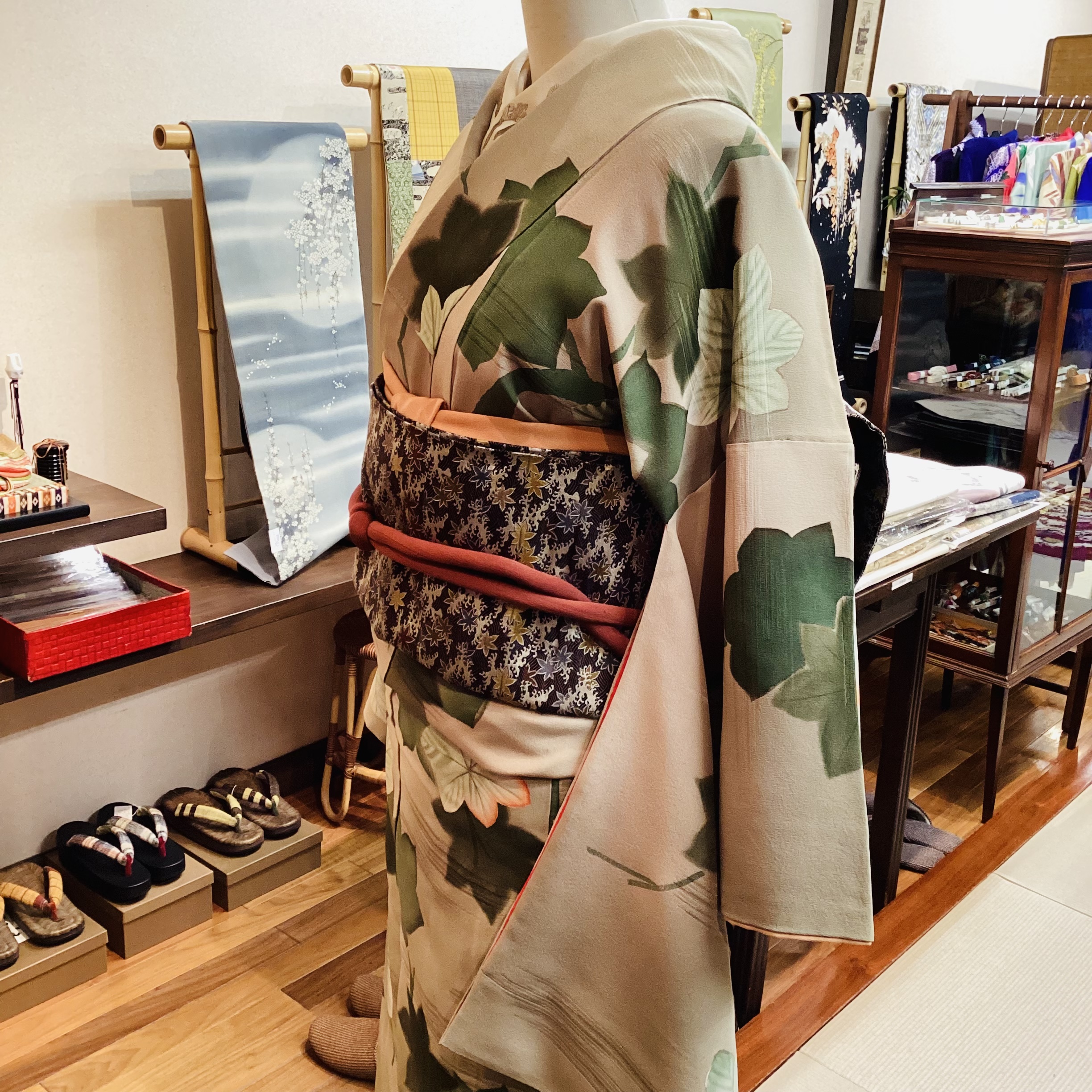 青紅葉の着物に変えました | 灯屋2銀座店 ブログ