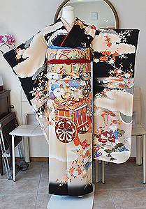 雲取り御所車文様黒振袖