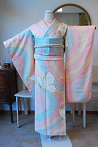 よろけ縞に蝶々の図中振袖