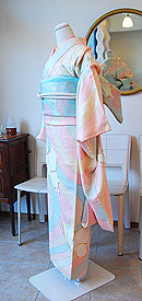 よろけ縞に蝶々の図中振袖