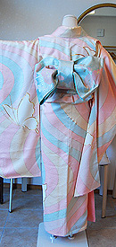 よろけ縞に蝶々の図中振袖