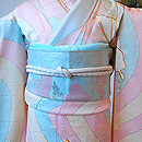 よろけ縞に蝶々の図中振袖