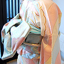 よろけ縞に蝶々の図中振袖