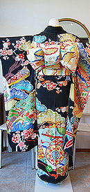 笠松に御所車雲取り文黒振袖