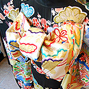 笠松に御所車雲取り文黒振袖