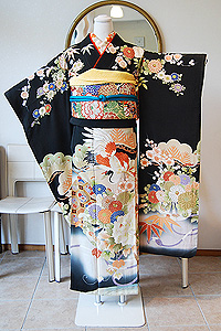 飛翔鶴松竹梅文様黒振袖