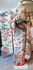 アールデコ菊花風景文様白振袖