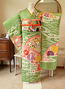 花籠流水文綸子地振袖