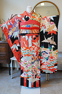 折り鶴に竹林季節の花の図縮緬振袖