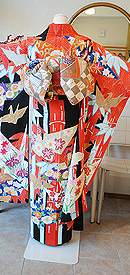 折り鶴に竹林季節の花の図縮緬振袖
