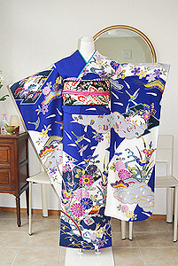 京紅型流水に古典宝尽くし文様大振袖