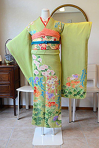 若草色四季の花の図錦紗振袖
