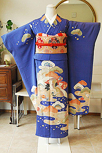 霞に飛翔鶴箔散し青地振袖