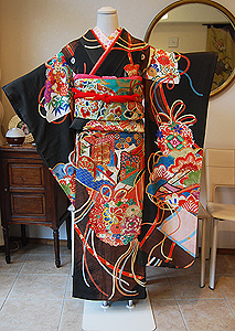 花くす玉に御所車吉祥文様黒振袖