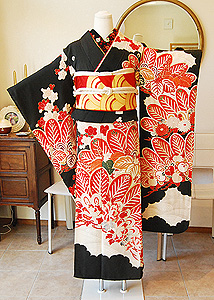 赤松に橘牡丹の図黒振袖