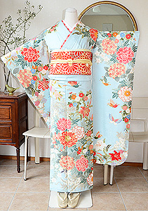 四季の花尽くしに蝶々の図綸子水色振袖