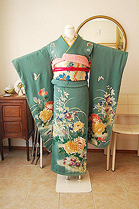 蝶々に菊あやめの図刺繍振袖