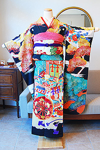 松に御所車文様黒振袖