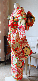 鶴丸紋に亀甲文様中振袖