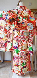 鶴丸紋に亀甲文様中振袖