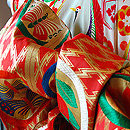 鶴丸紋に亀甲文様中振袖