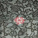 栗山吉三郎作苧麻紅型染単衣　質感・風合