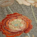 唐草紋綸子地に百花繚乱染帯