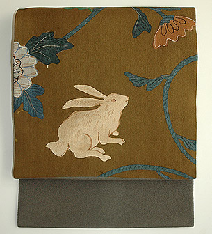 唐花にウサギ縮緬寄裂名古屋帯