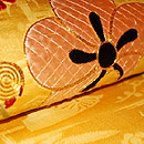 黄色緞子地刺繍名古屋帯　質感・風合