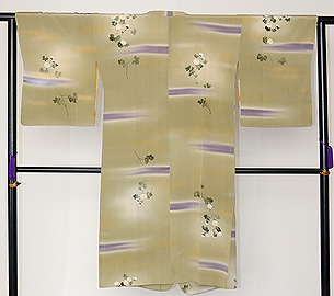 霞に菊文様三日月衿コート