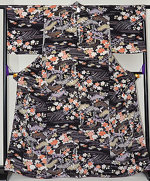 黒地流水に四季花文小紋