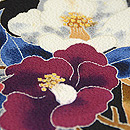 黒地梅に椿の図縮緬地友禅訪問着 質感・風合