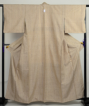 ベージュの縞紬