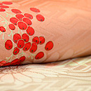 梅、笹、南天と菊祝い結び訪問着　質感・風合