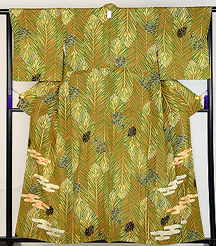 薄香色刷毛目模様に春秋の花尽くし小紋