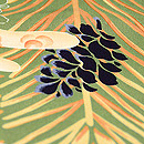 薄香色刷毛目模様に春秋の花尽くし小紋　質感・風合