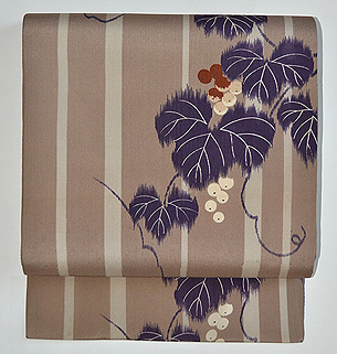 縦縞に葡萄の柄名古屋帯