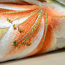 百合と諸喝采（ショカッサイ）の図開き名古屋帯 　質感・風合