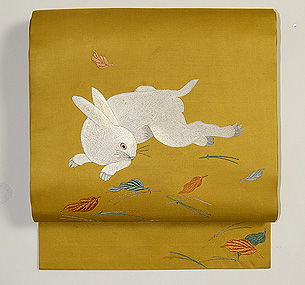 落ち葉に跳ね兎