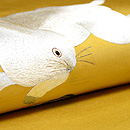 落ち葉に跳ね兎 　質感・風合