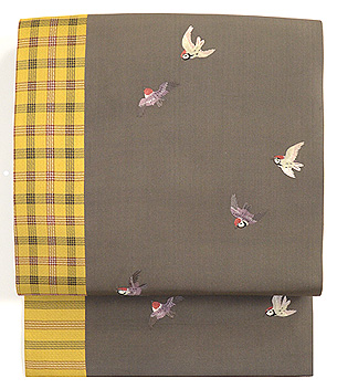 雀の刺繍と黄八丈の帯